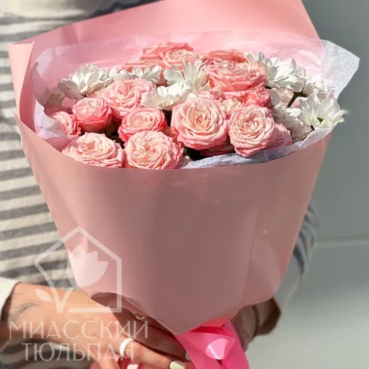 Букет из кустовых роз и хризантем