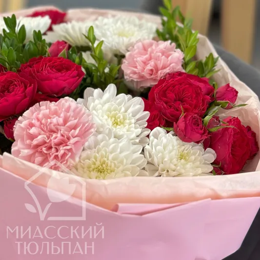 Букет из роз, гвоздик и хризантем