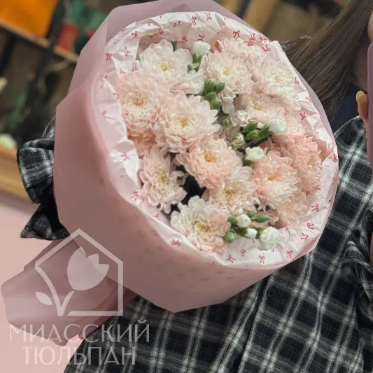 Воздушный букет хризантем и кустовых диантусов