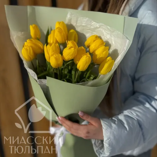 19 весенних тюльпанов в оформлении