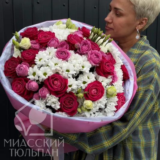 Композиция в корзине с пионовидными розами и хризантемами