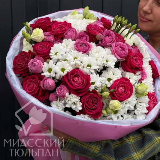 Композиция в корзине с пионовидными розами и хризантемами