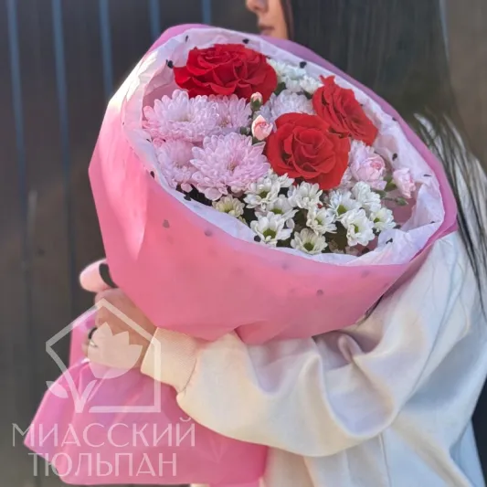 Букет хризантем, французских роз и сантини