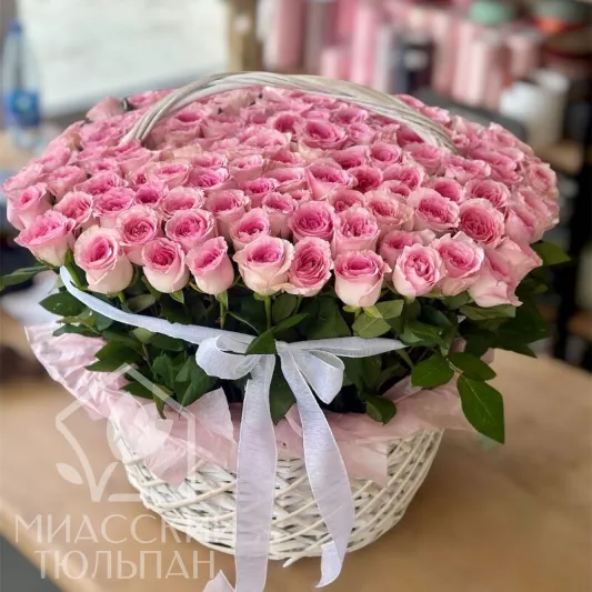 Роскошная корзина из 151 розовой розы