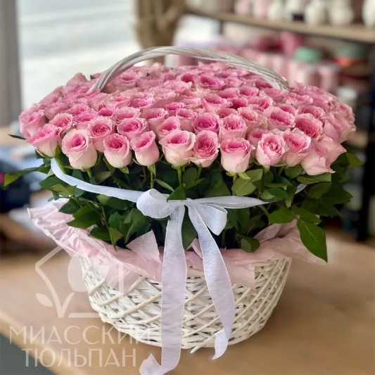 Роскошная корзина из 151 розовой розы