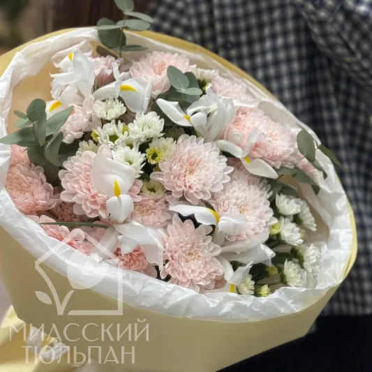 Нежный сборный букет с ирисами