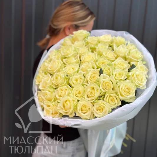 45 кремовых роз