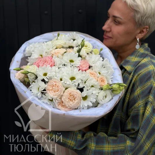 Сборный букет с ромашкой, эустомой и кустовой пионовидной розой
