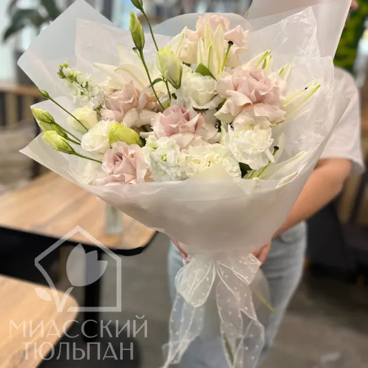 Букет лилий и эквадорской розы