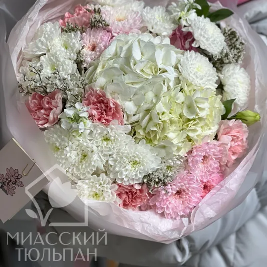Нежный букет гортензий, диантусов и матиолы