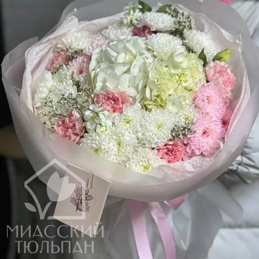 Нежный букет гортензий, диантусов и матиолы