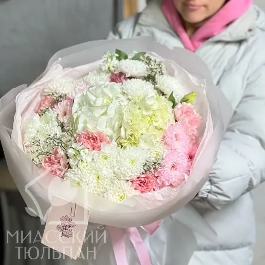 Нежный букет гортензий, диантусов и матиолы