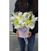 Композиция орхидей, лилий и хризантемы