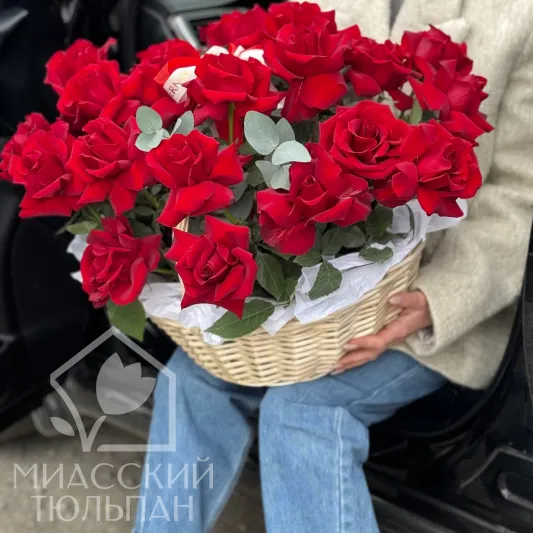 Корзина премиальных французских роз и эвкалипта