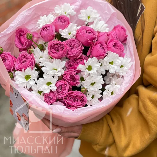 Букет пионовидных роз и ромашек