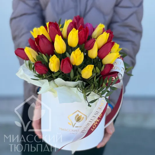 Красочная композиция из тюльпанов