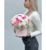 Композиция из хризантем и диантусов в коробке