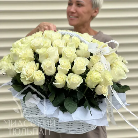Корзина из 75 белых роз