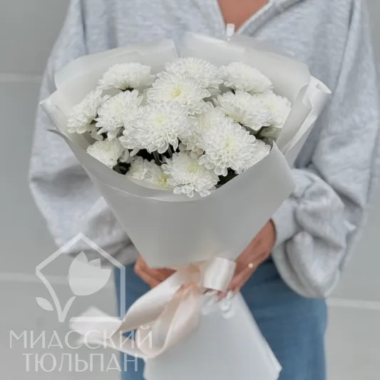 Мини букет-комплимент из хризантемы