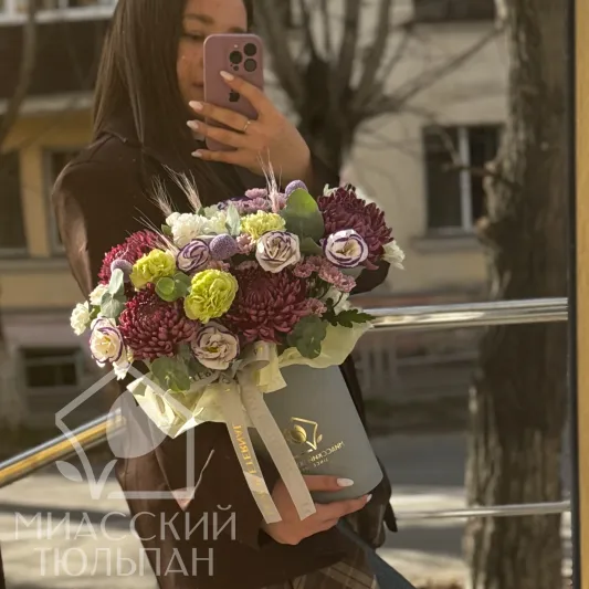 Композиция с хризантемой бигуди, эустомой и диантусом