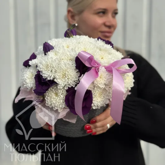 Кашпо с хризантемой и эустомой