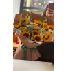 Букет с подсолнухами и антириумом