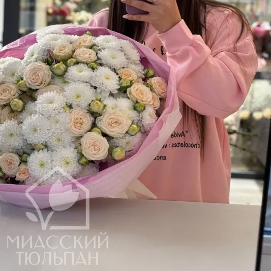 Микс-букет кустовых пионовидных роз и хризантем