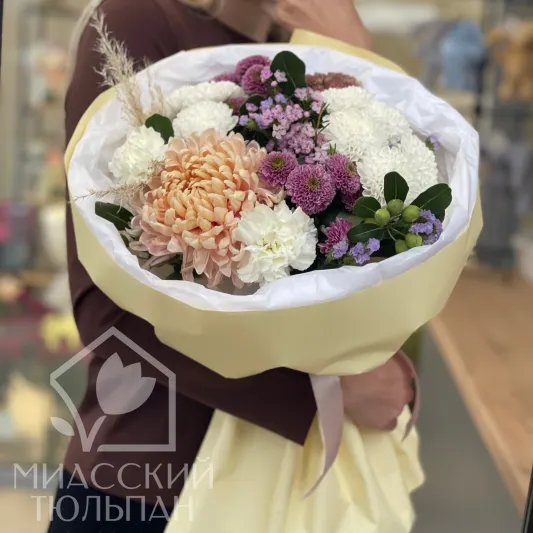 Букет хризантем, статицы и диантусов