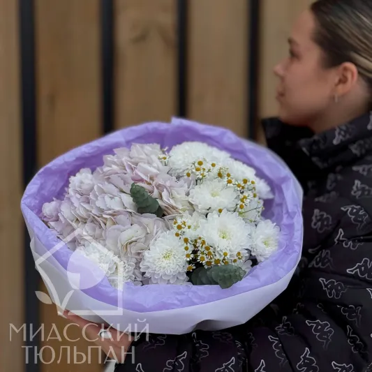 Букет гортензий, ромашек и хризантем
