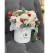 Новогодняя композиция из еловых и цветов