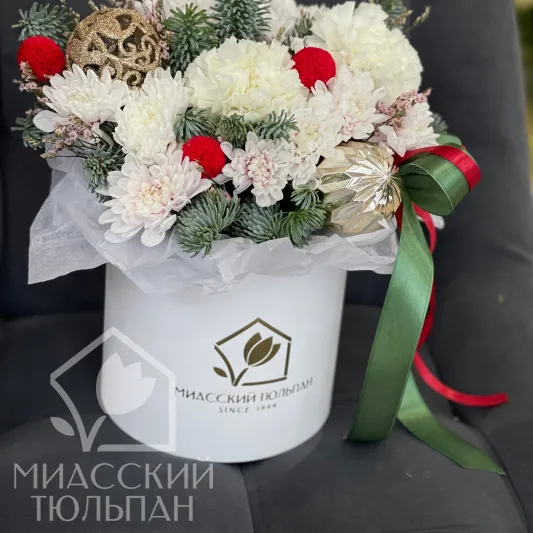 Новогодняя композиция из еловых и цветов