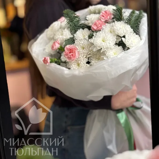 Букет хризантем, нобилиса и кустовых диантусов