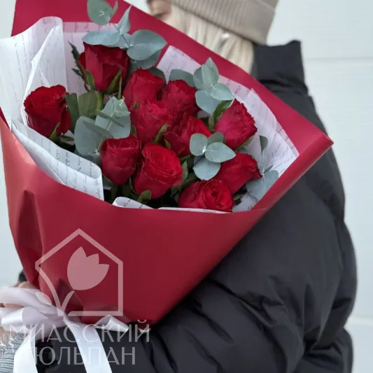 Монобукет красных роз с эвкалиптом