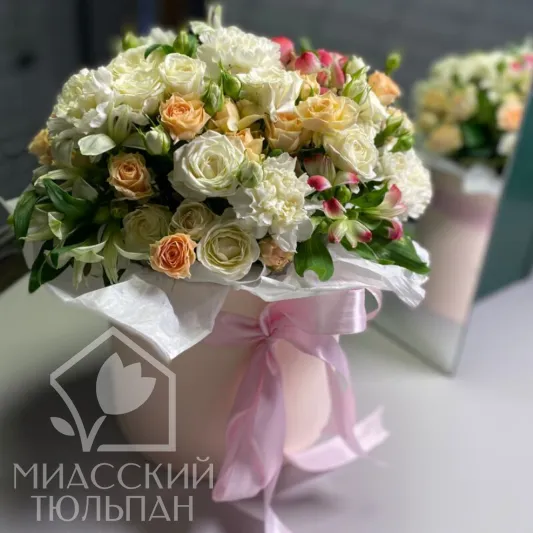 Нежная коробка с кустовой розой, альтромерией и диантусами