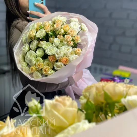 Нежный букет из кустовой розы