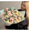 Моно букет кустовых роз с эвкалиптом