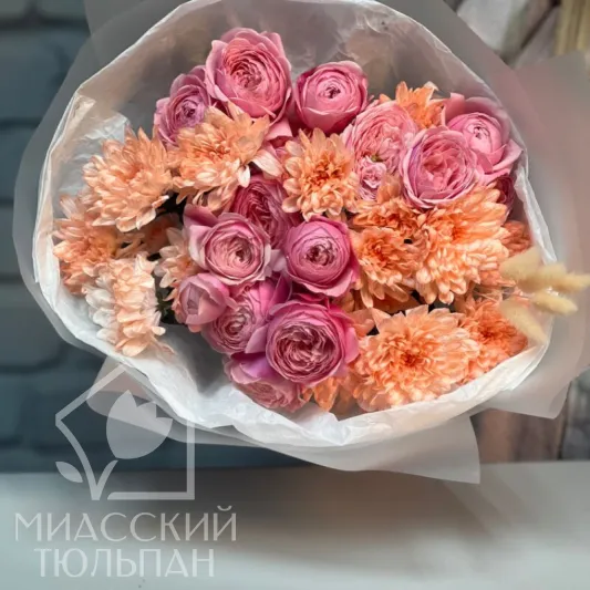 Букет из кустовых пионовидных роз и хризантем