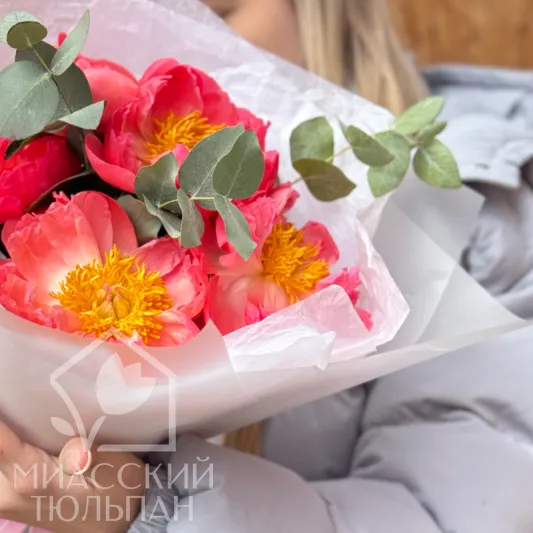 Букет с пионами и эвкалиптом