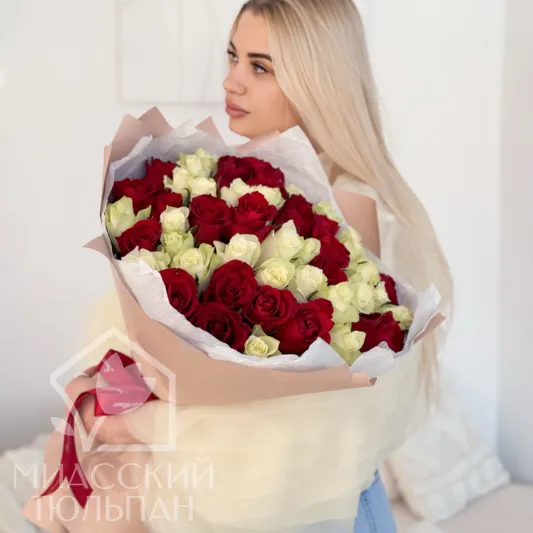 Монобукет красных и белых роз 51 шт