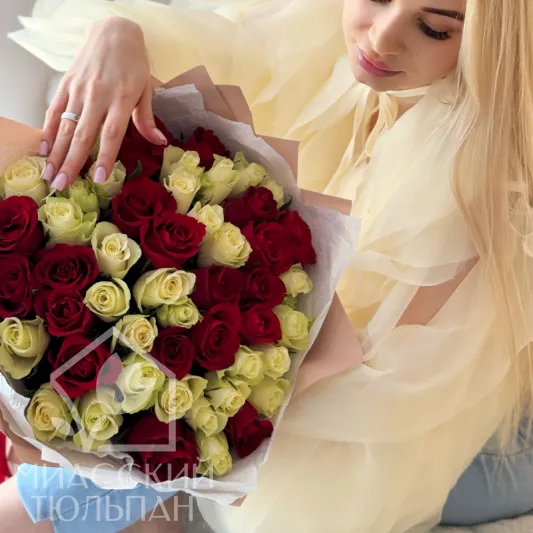 Монобукет красных и белых роз 51 шт