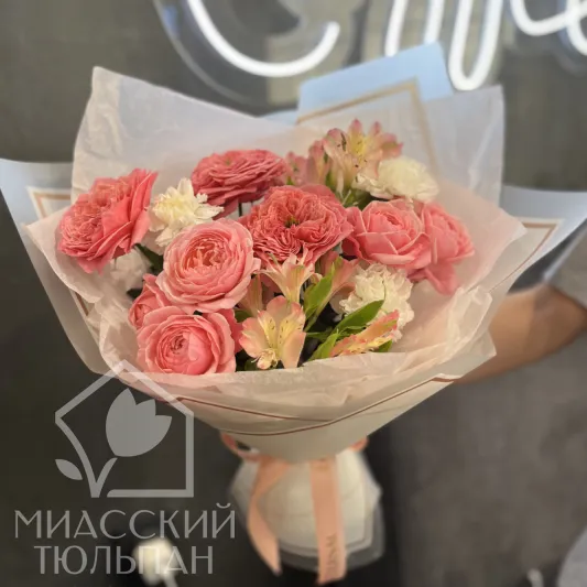 Букет в розовых тонах из пионовидных роз