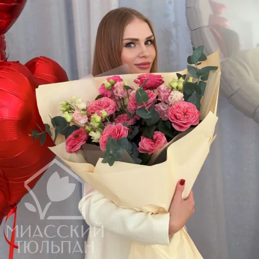 Сборный букет пионовидных роз и эустомы