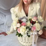 Цветы в корзине