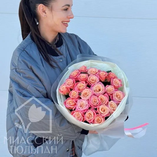 Прекрасные розы сорта Miss Piggy