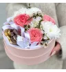 Цветы и шоколад в шляпной коробке