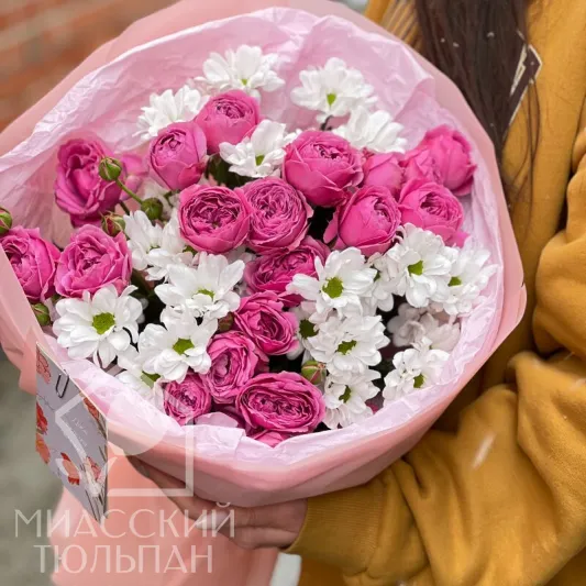 Букет пионовидных роз и ромашковых хризантем