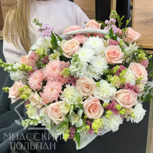 Шикарная корзина с розами, альстромерией, кустовой хризантемой  и матиолой