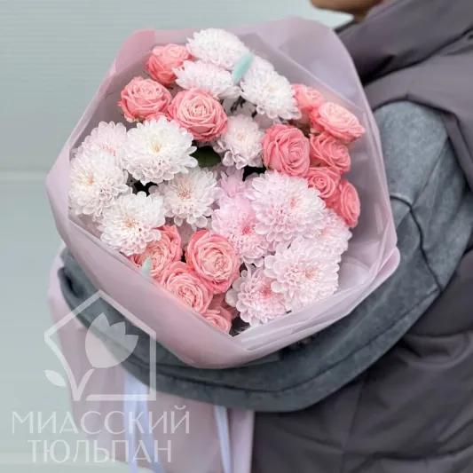 Стойкий и нежный букет хризантем и пионовидных роз