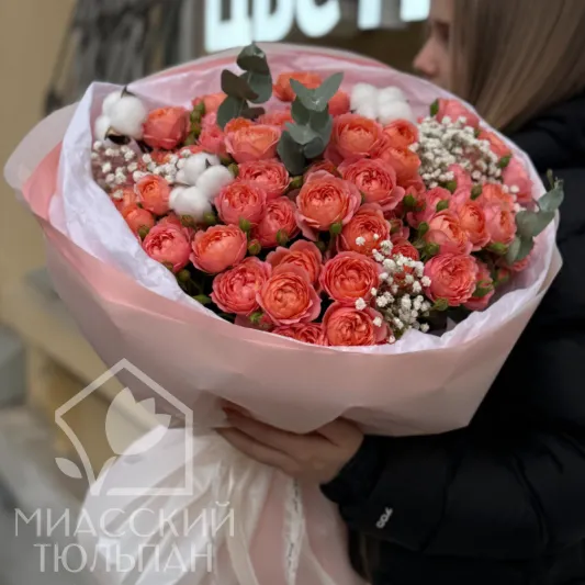 Букет пионовидных роз и хлопка