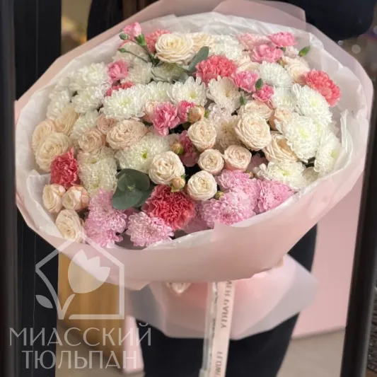 Сборный букет хризантем кустовых, диантусов, пионовидных роз 